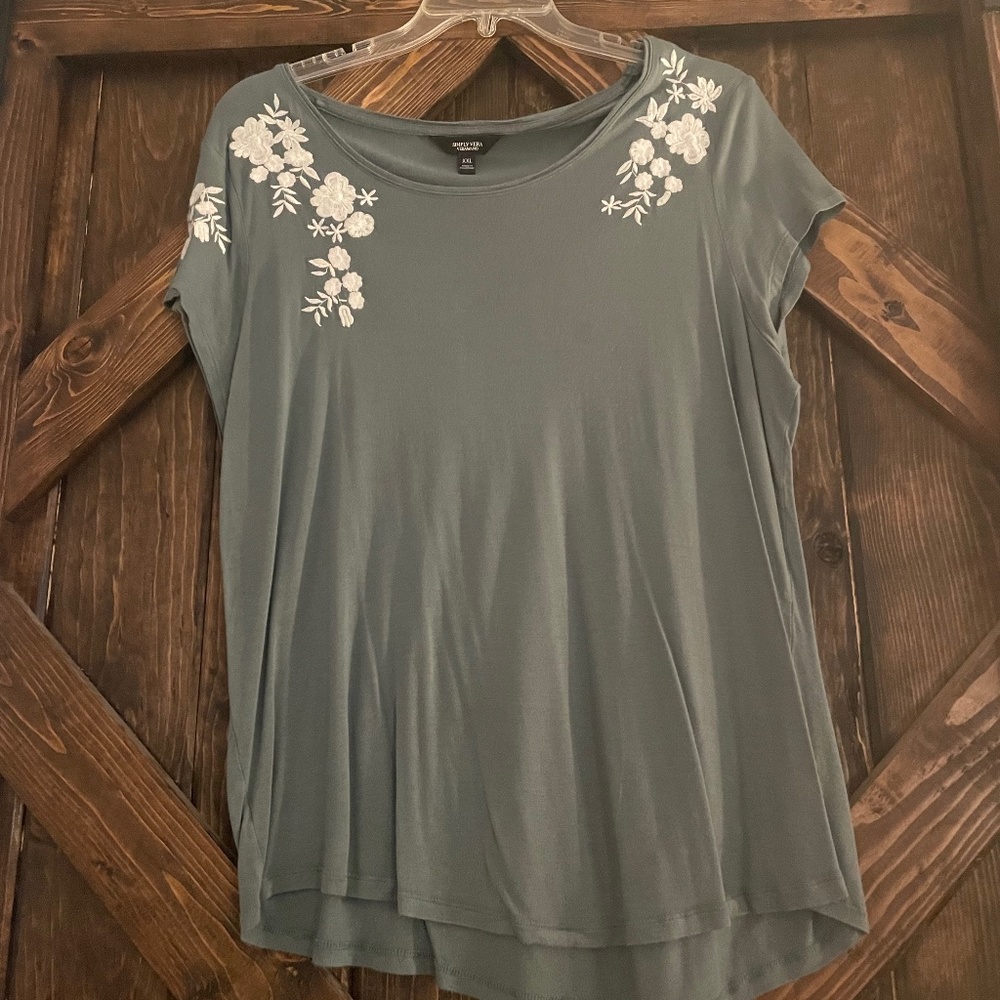 NWOT Vera Wang t-shirt with embroidered shoulders